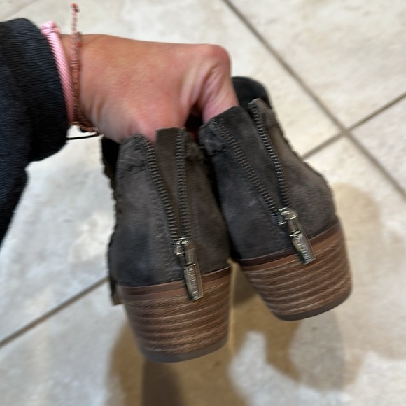 New! Vince Camuto Palmina Perforated Suede Ankle Boots 9 Booties - Picture 3 of 7